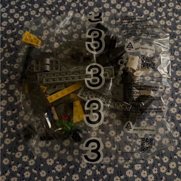 Retired LEGO Star Wars Anakin's Jedi Starfighter - Yellow and Black - Picture 6 of 7